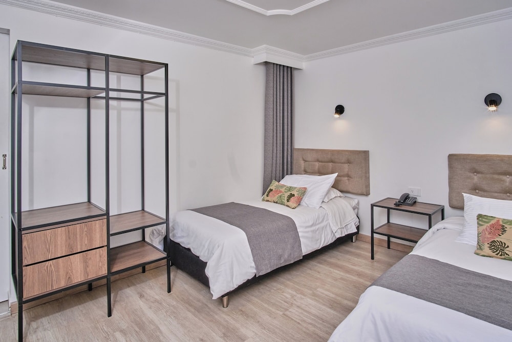 ROOM, TWIN BEDS