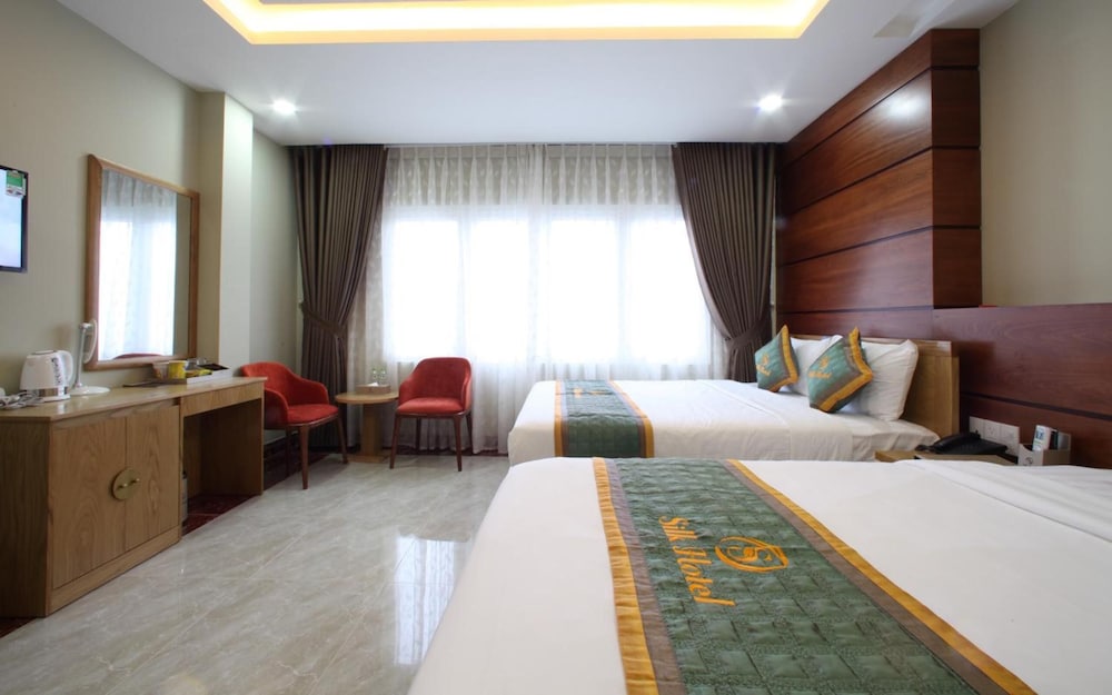 RedDoorz Plus near Tan Son Nhat airport 2 36/50