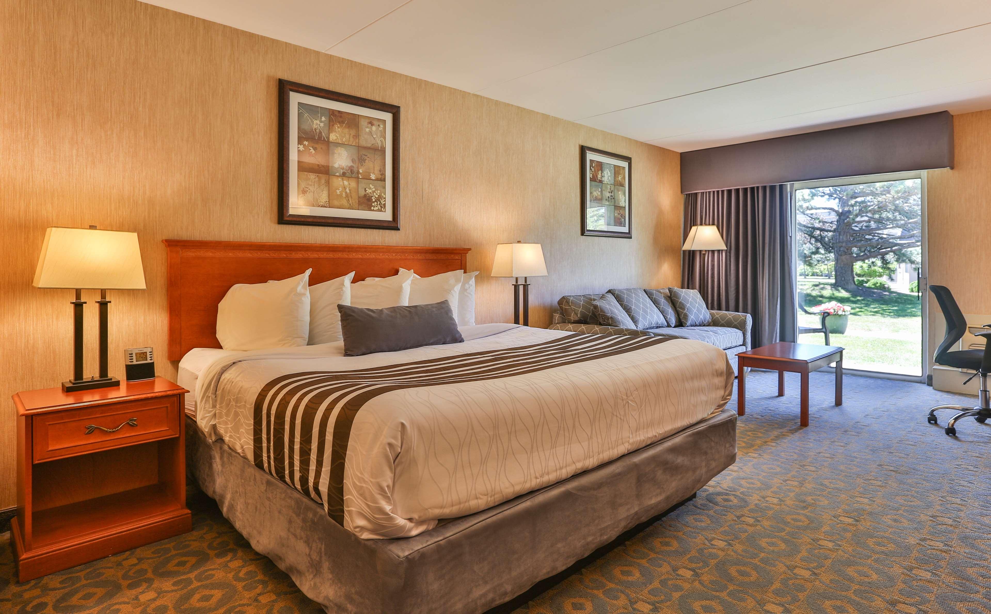 Room, Quadruple, King Bed