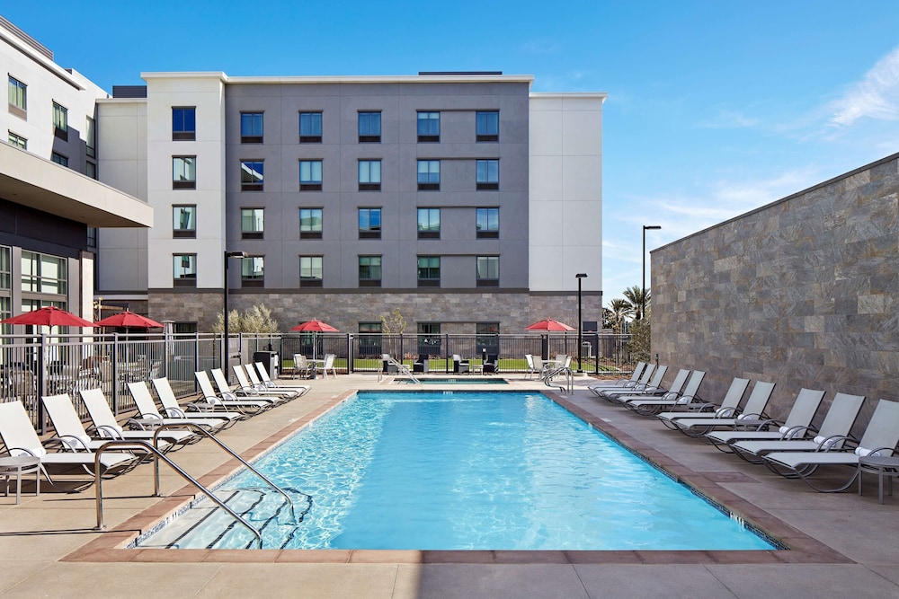 Hampton Inn Long Beach Airport 8/67