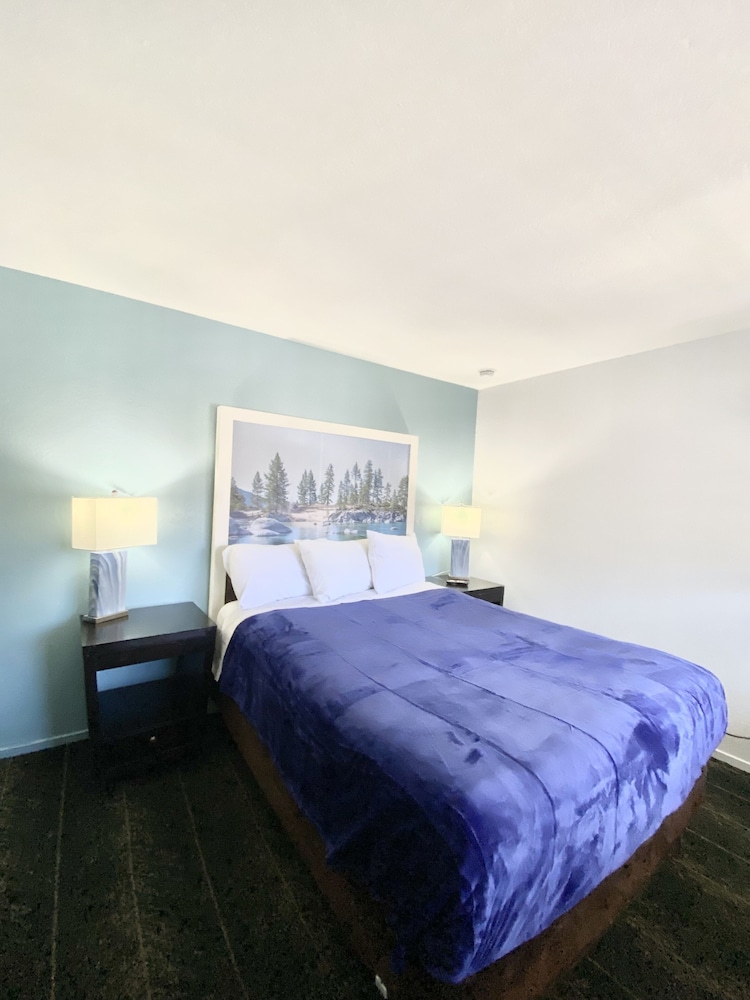 Bluebird Day Inn & Suites 15/68