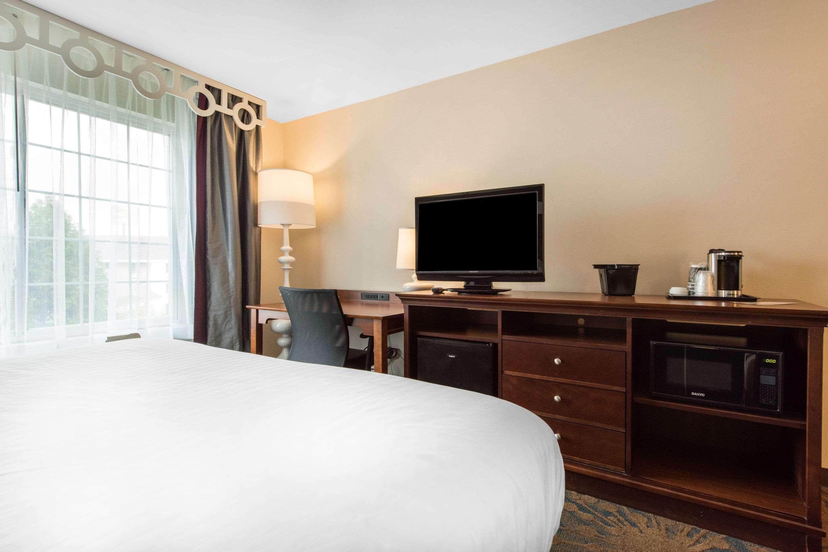 جناح بسرير كينج، Best Western Erie Inn & Suites 4/5