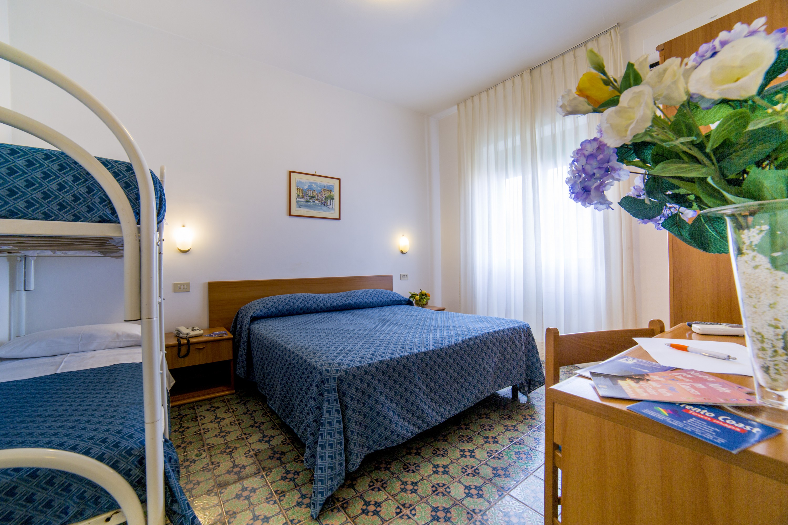 غرفة قياسية رباعية