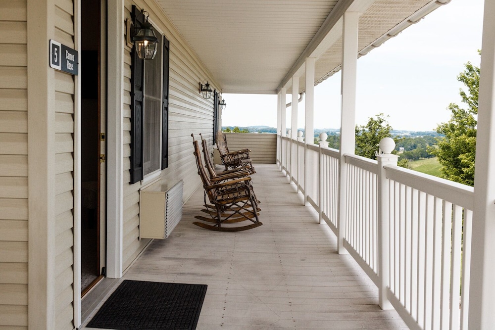 Hillside Inn 1/67