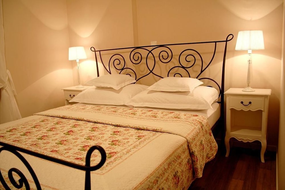 SUPERIOR, SUITE, QUEEN BED, 2 SOFA