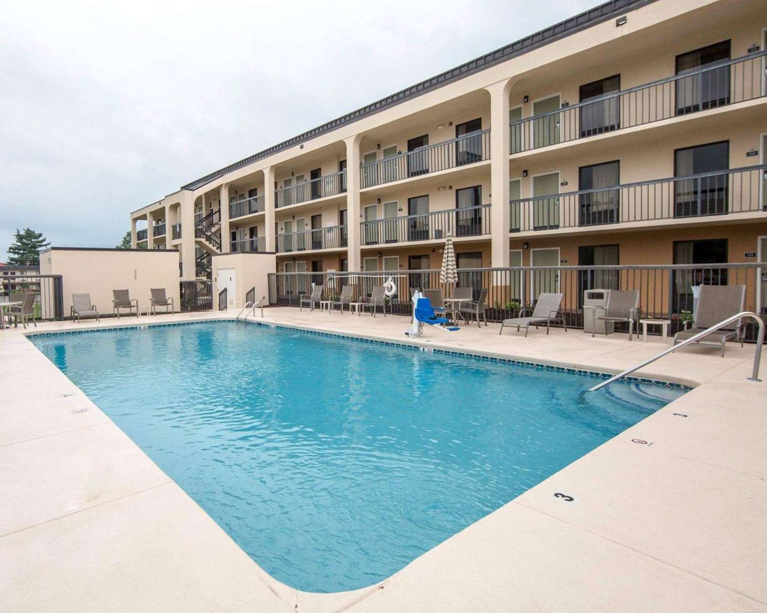 Quality Inn Merchants Drive 4/42