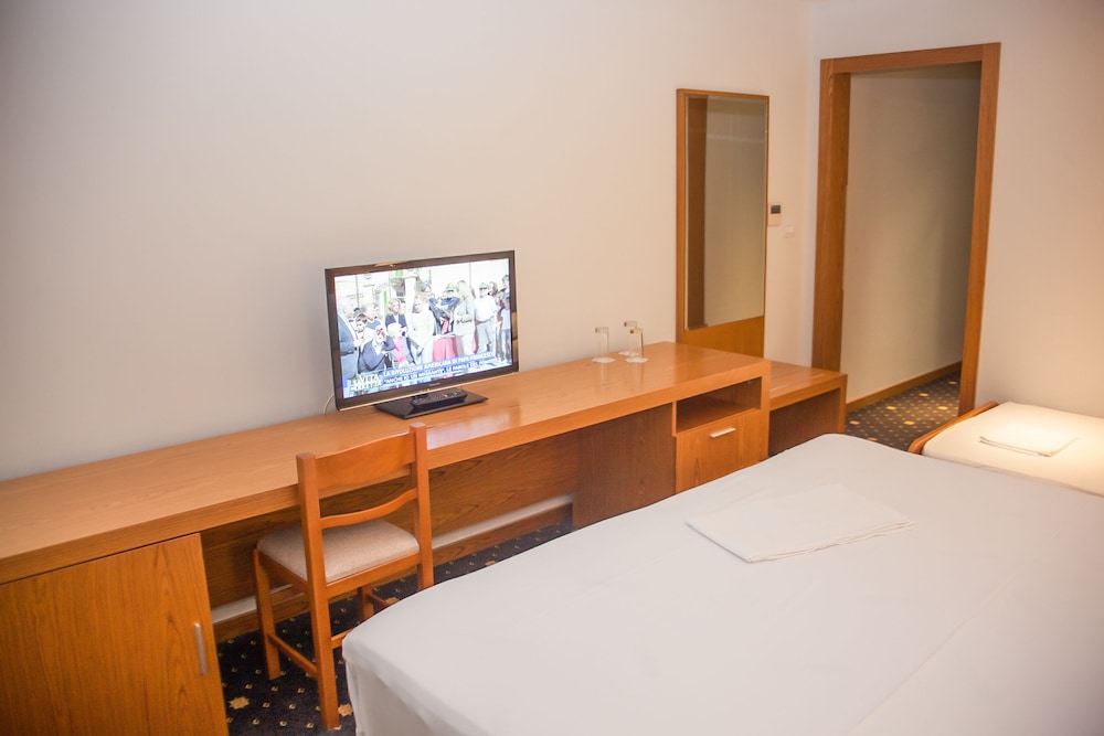 غرفة ثلاثية بسرير كوين بإطلالة على البحر بشرفة مع أريكة، Agimi And S Hotel 9/10