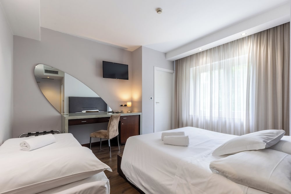 ROOM, TRIPLE