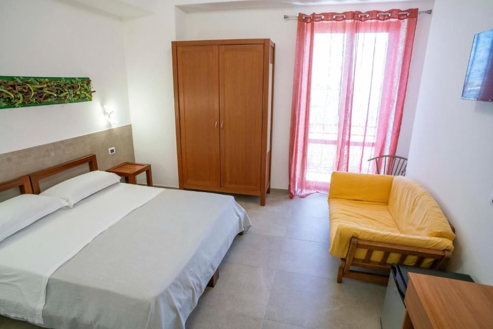 Petit Hotel 9/50