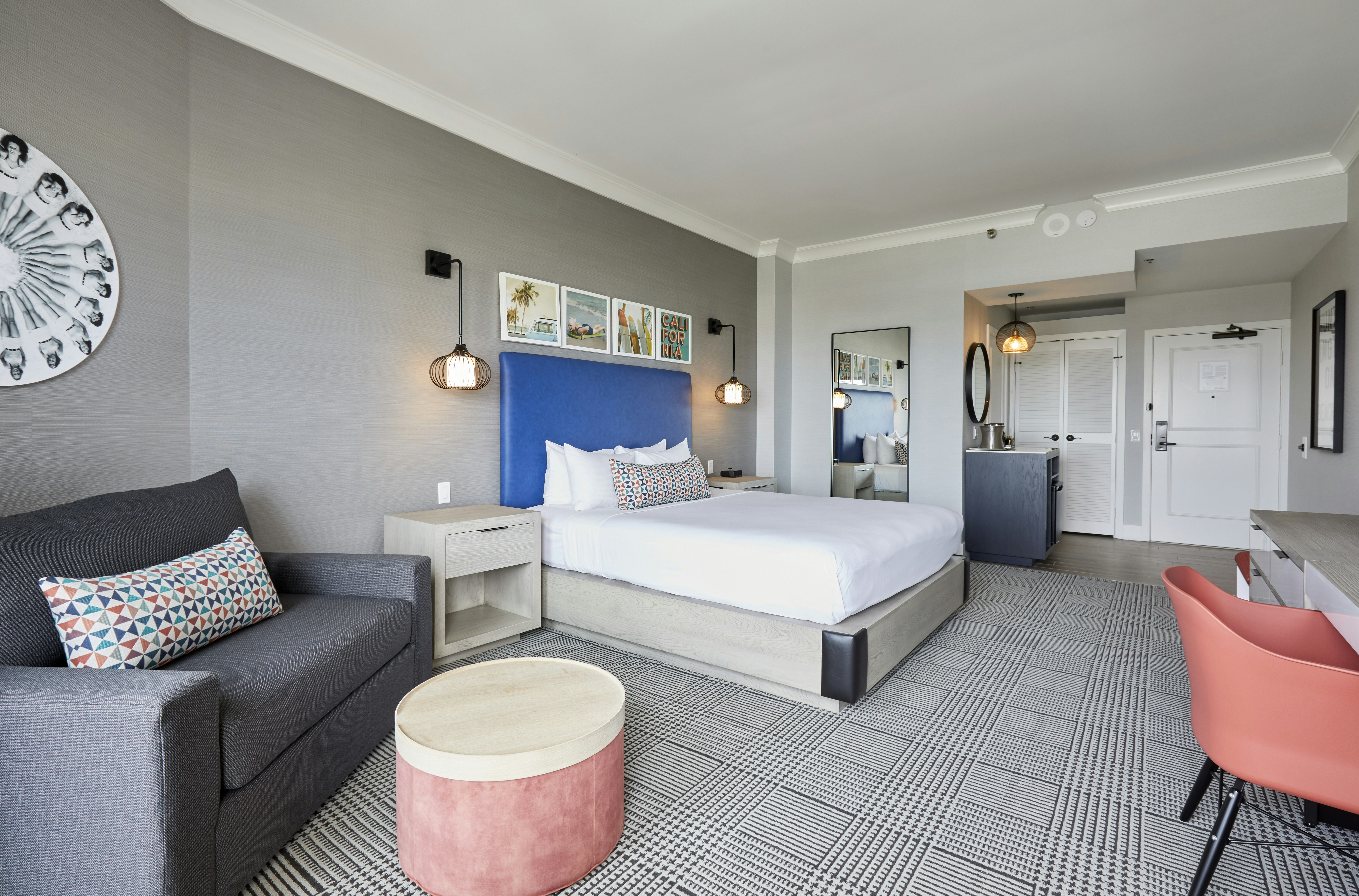 غرفة بسرير كينج بإطلالة جزئية على البحر لذوي الإعاقة