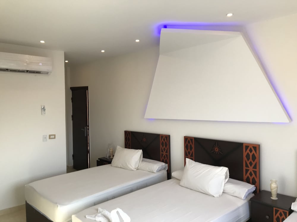 DELUXE, TWIN BEDS