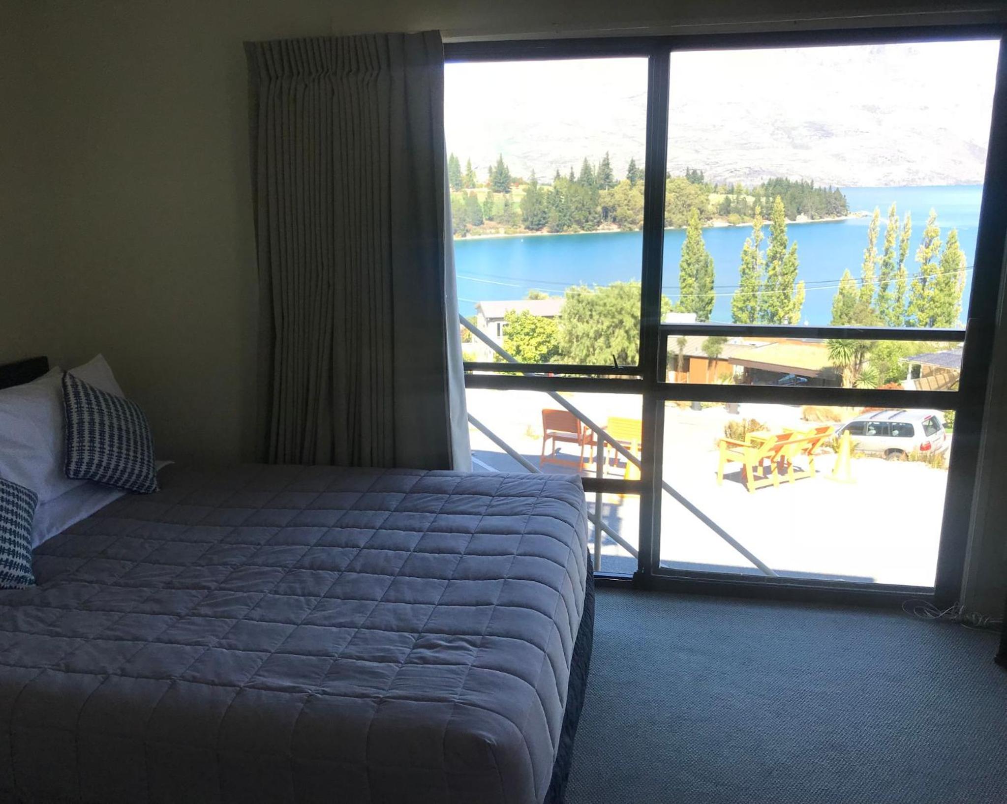 2 Bedrooms, Suite, 2 Bathrooms