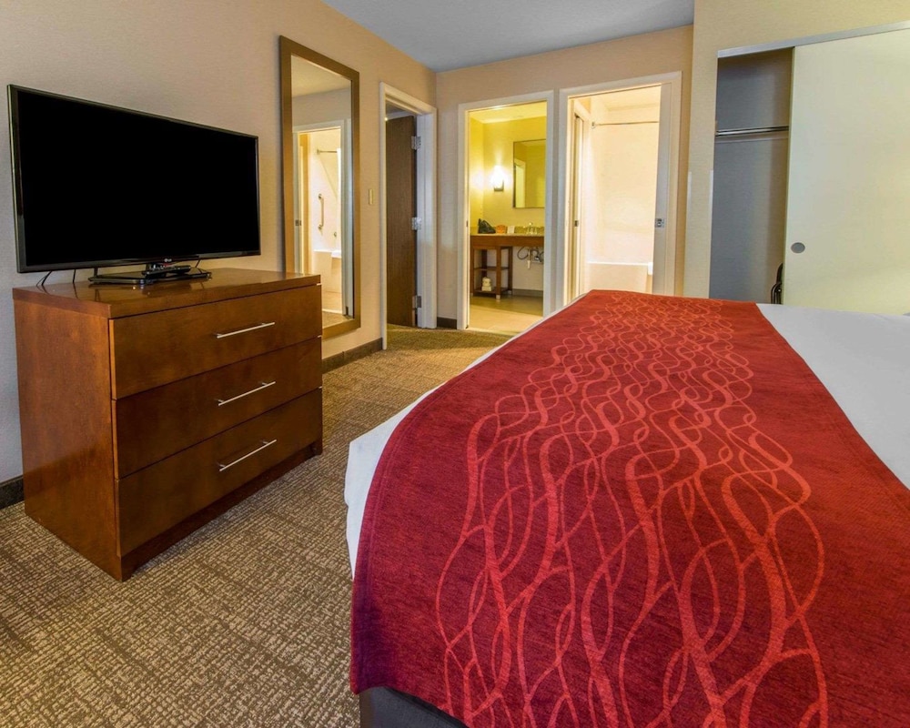 Comfort Inn & Suites Erie - Splash Harbor Indoor Waterpark 10/55