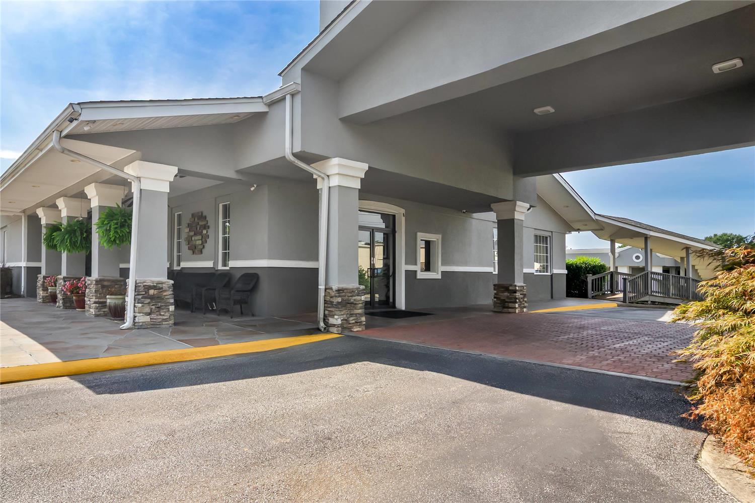 Quality Inn & Suites Greenville - Haywood Mall 20/28