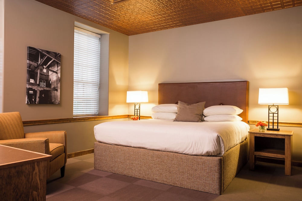 SUITE, KING BED