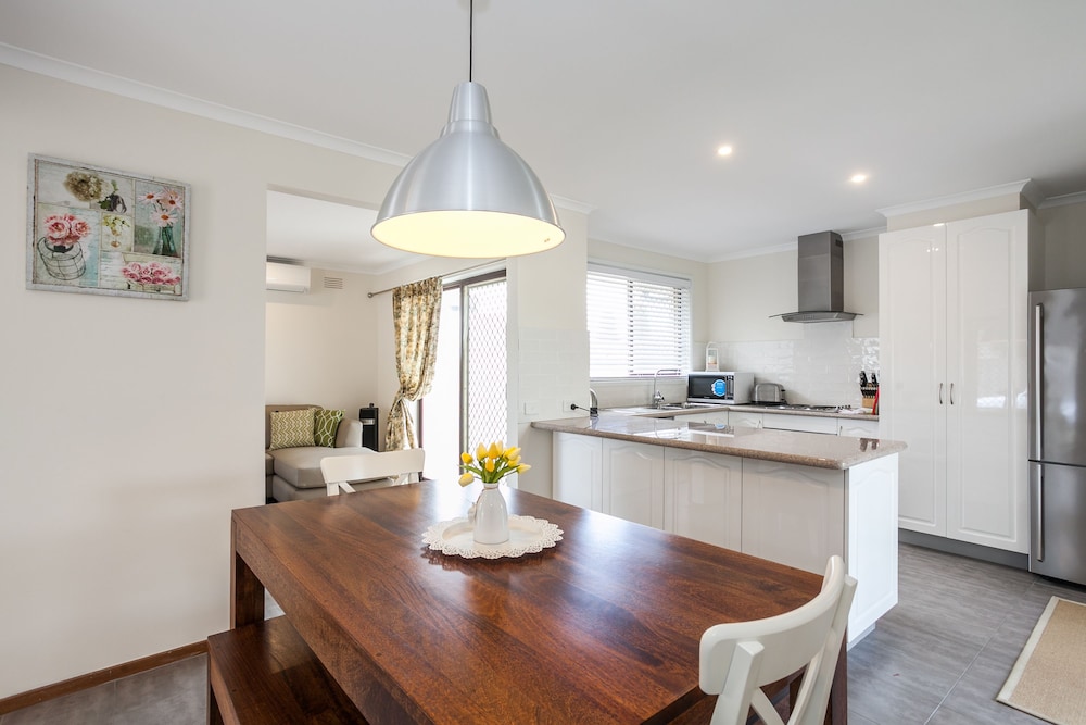 Beachfront Cottages Torquay 23/36