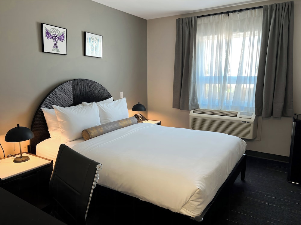 Edgewater Hotel 15/66