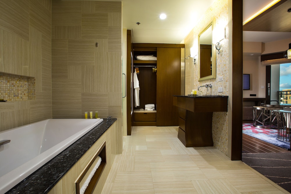 Dusit Thani Guam Resort 48/50