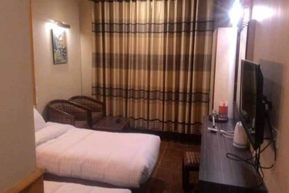 SUPERIOR, TWIN BEDS, PRIVATE BATHROOM