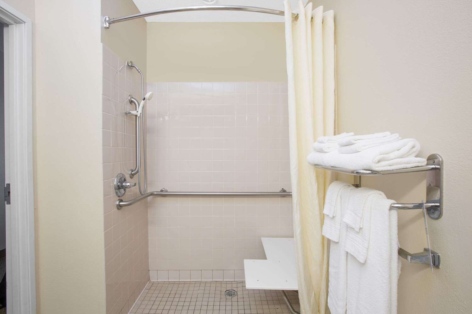 Microtel Inn & Suites by Wyndham Hattiesburg 16/16