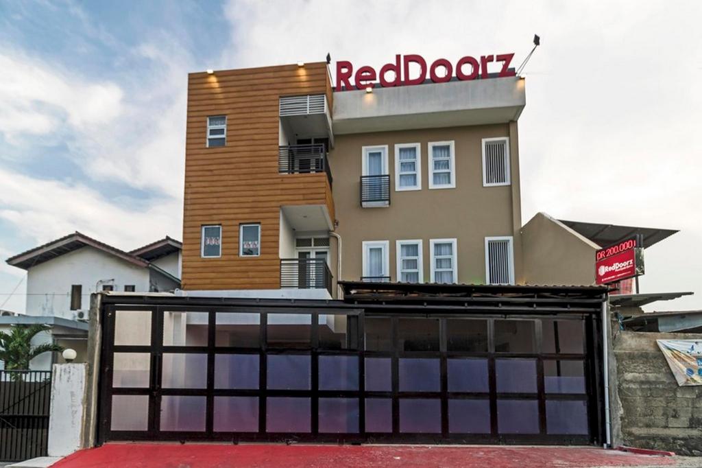 Reddoorz Plus Cipete Damai酒店(Reddoorz Plus Cipete Damai) 图片1