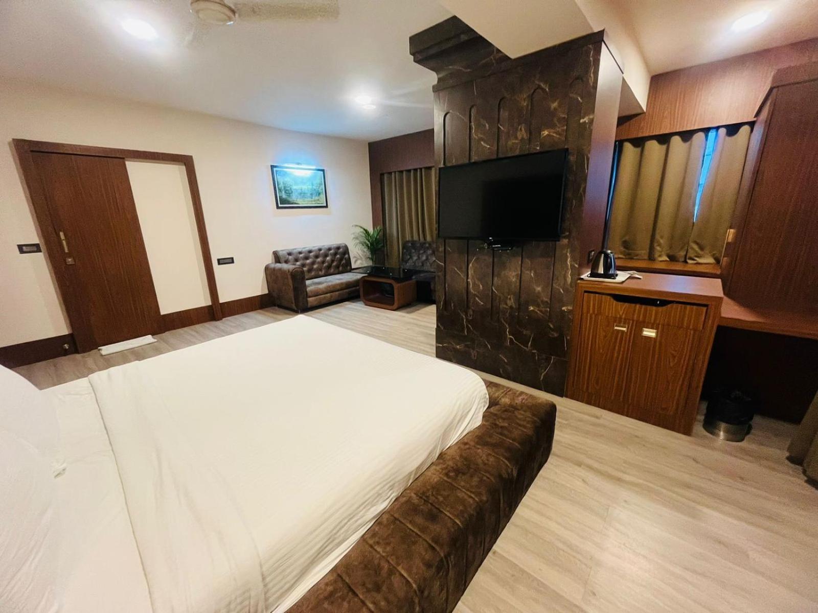 Oyo Premium Paltan Bazar 20/49