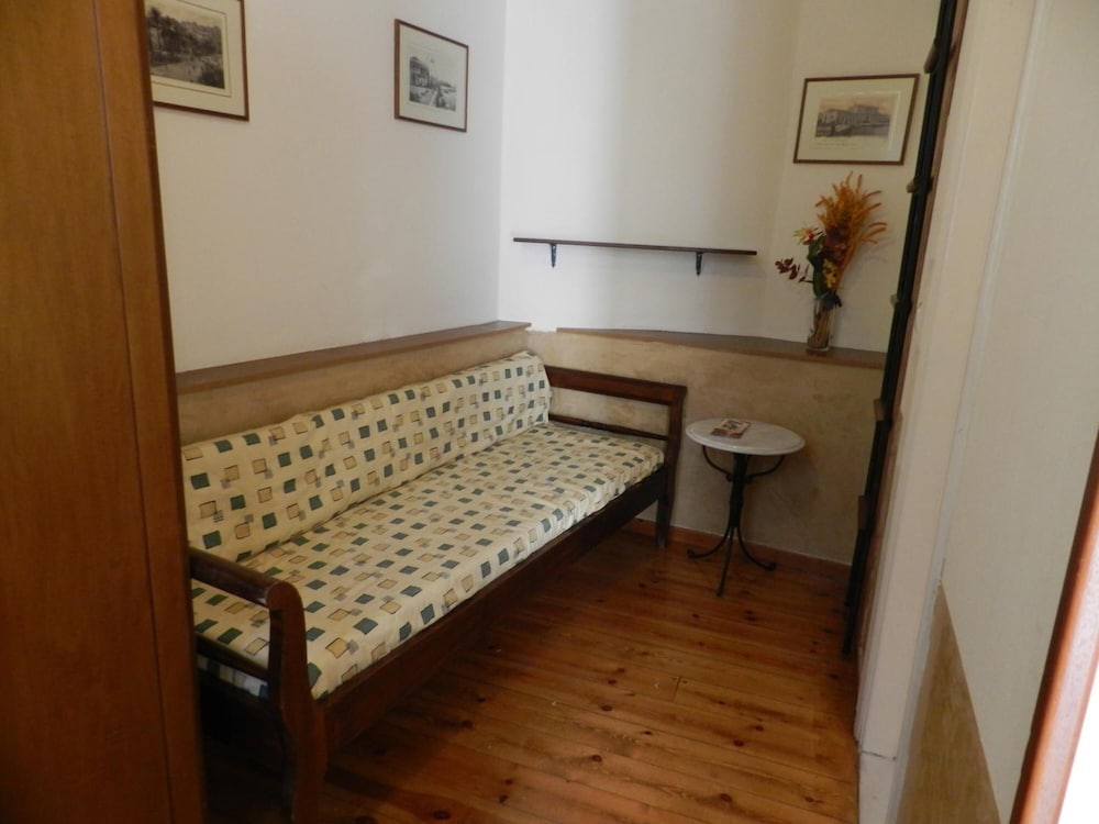 En Ermoupoli 34/50