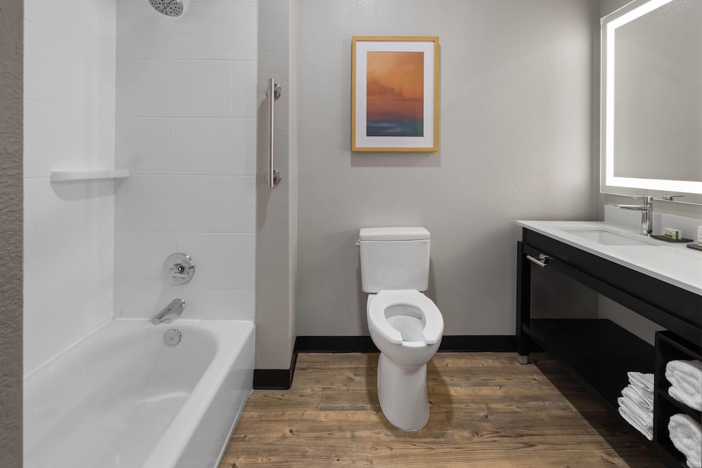 La Quinta Inn & Suites by Wyndham Phoenix near State Farm St 45/48