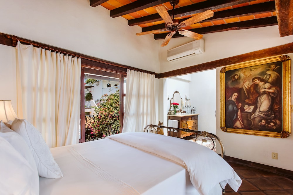 Crown, Junior Suite, Queen Bed, Courtyard View, Balcony