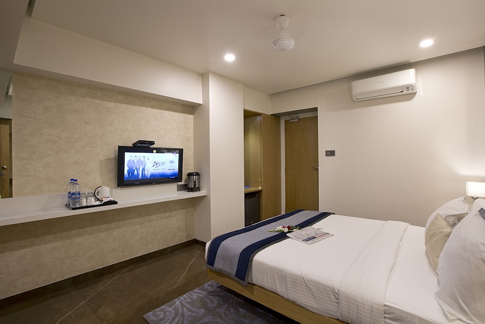 Oyo Premium 091 Vile Parle East 22/50