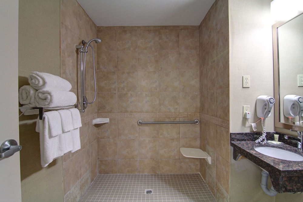 غرفة قياسية بسرير كينج لذوي الإعاقة، Best Western Plus Bowmanville 2/2