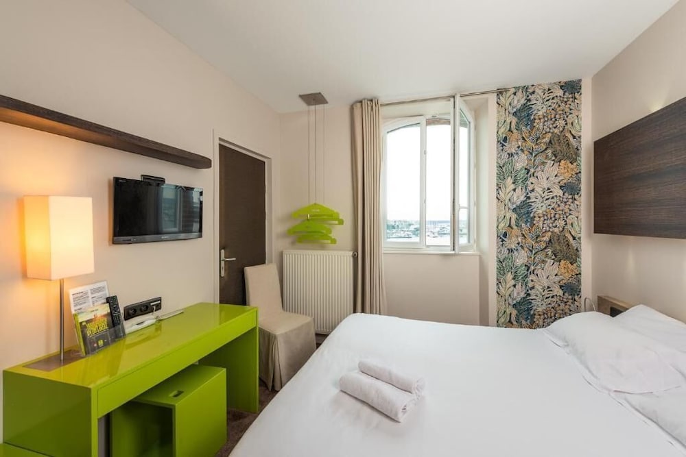 ROOM, DOUBLE OR TWIN BED