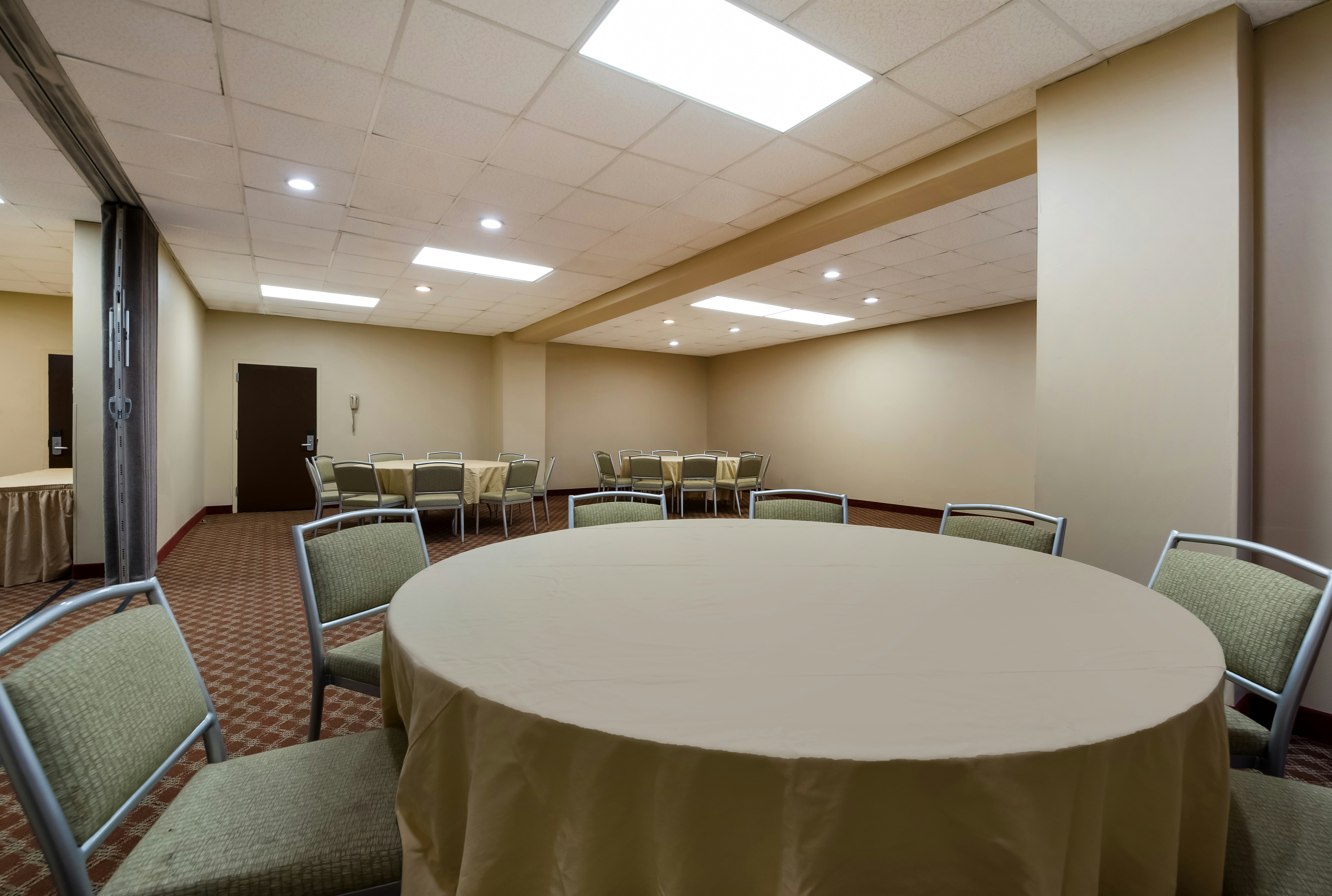 Red Roof Inn Suites Newark University 15/26