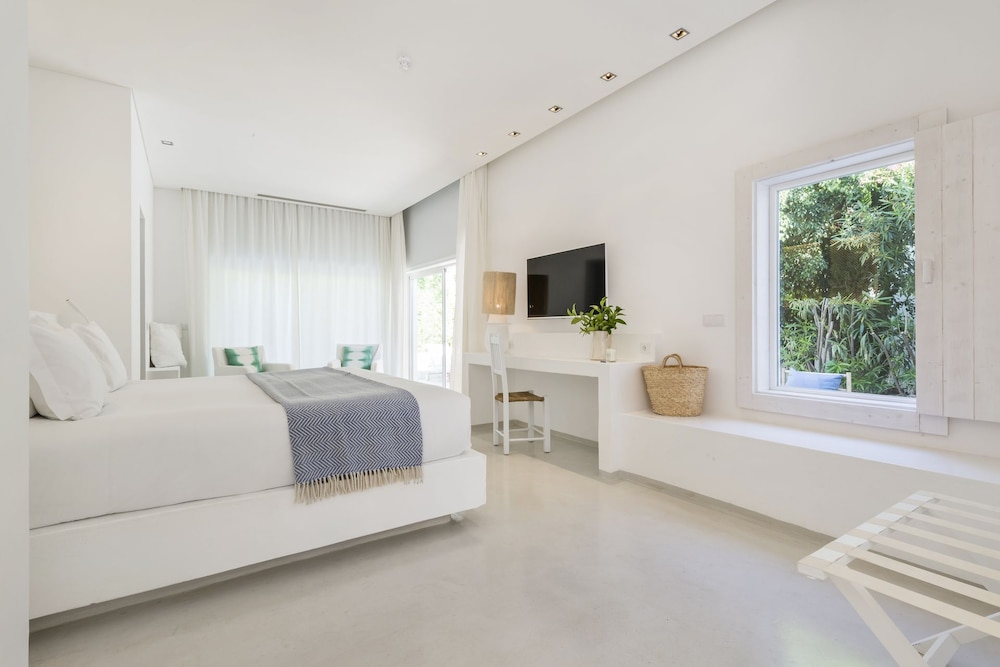 Master, Pool, Suite, King Bed, Sofa