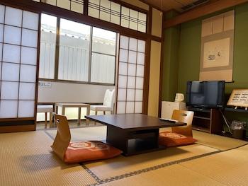 ROOM, TWIN BEDS, SHARED BATHROOM