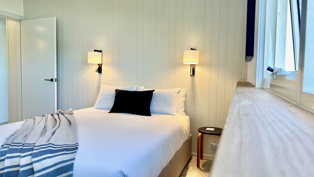 Sub Penthouse, Queen and Twin Beds