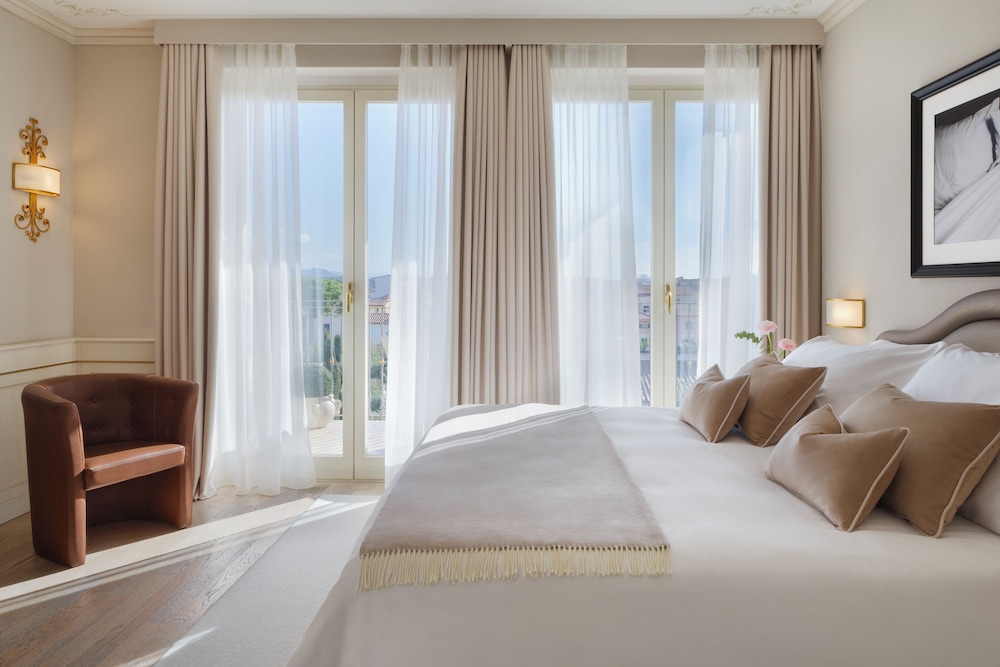 ROYAL, SUITE