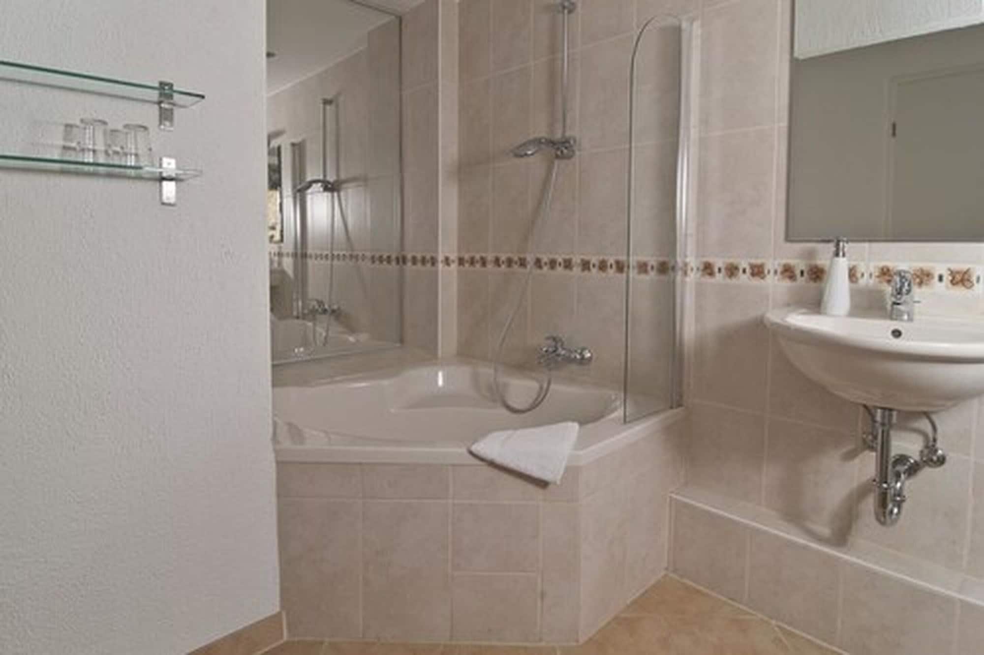 Room, 6 Beds, Bunk Bed, 2 Queen Beds, Xxl، Action Forest Aktiv Hotel 5/6