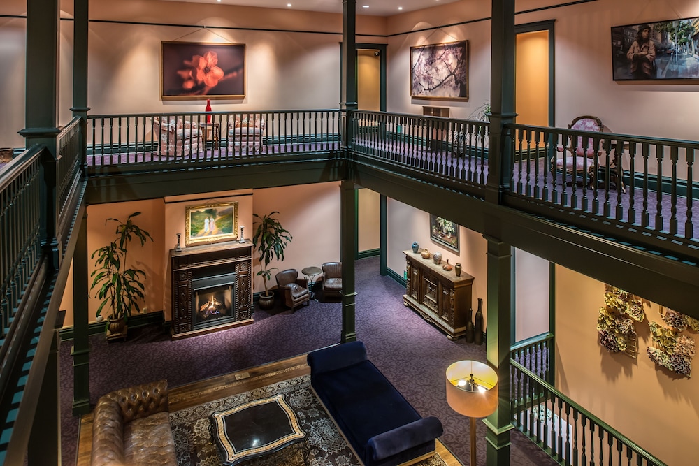 Montvale Hotel 55/71