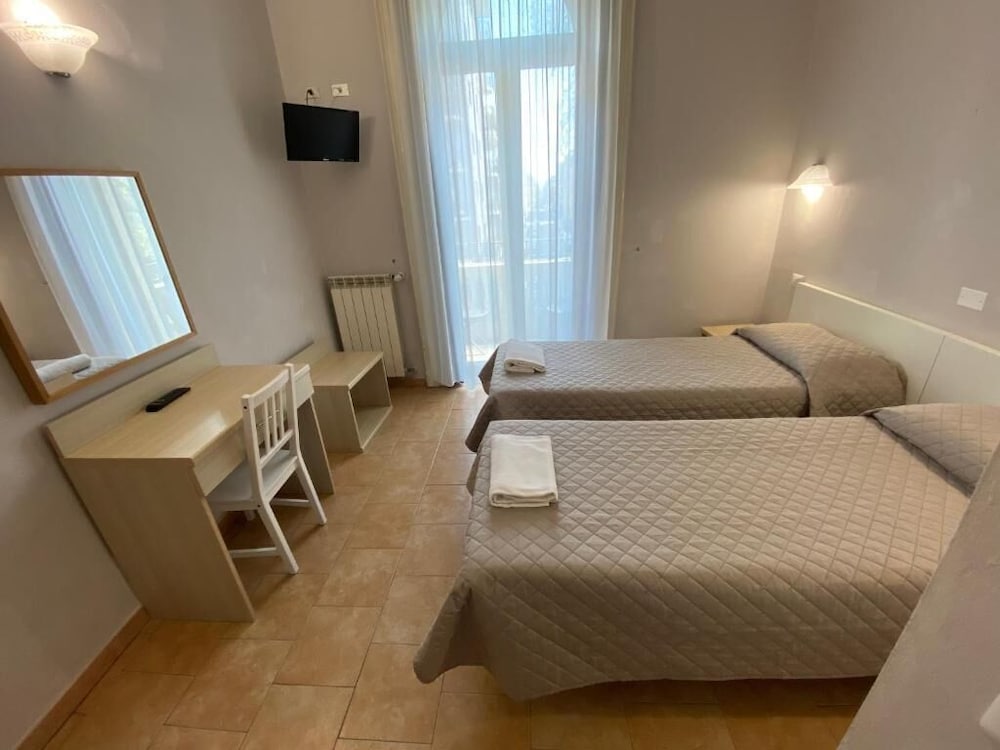 ROOM, TWIN BEDS