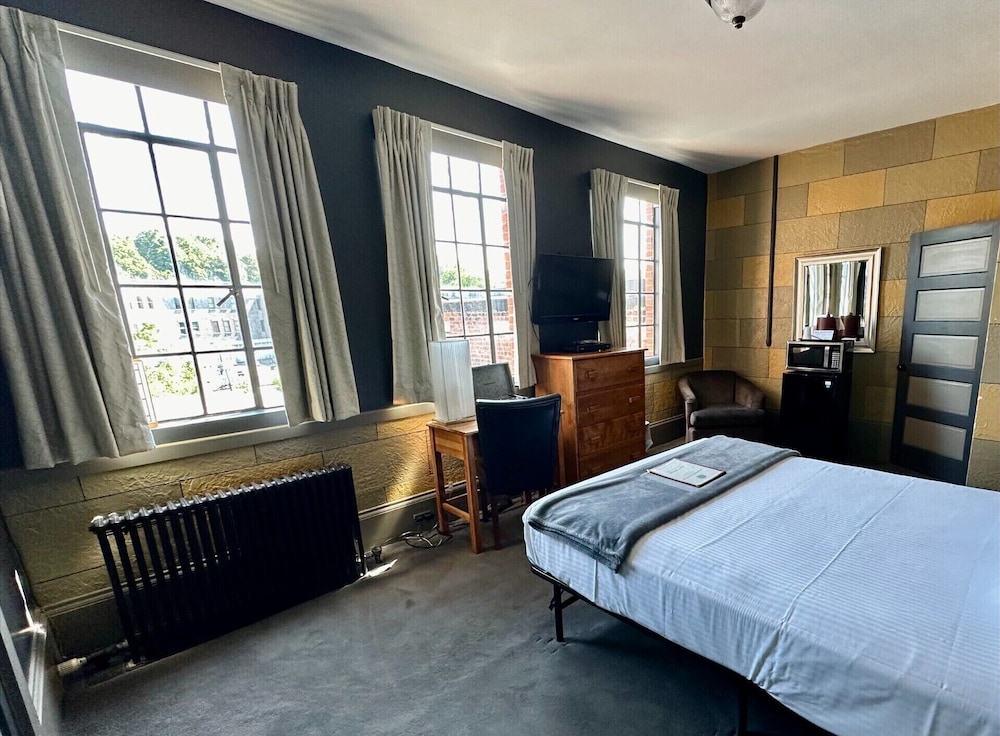 Standard, Single, Queen Bed, Sun Room, Accessible