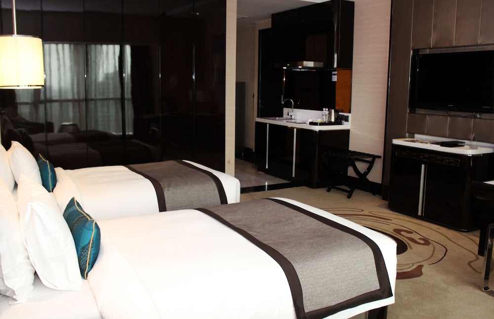 Pacific Regency Hotel Suites 29/70