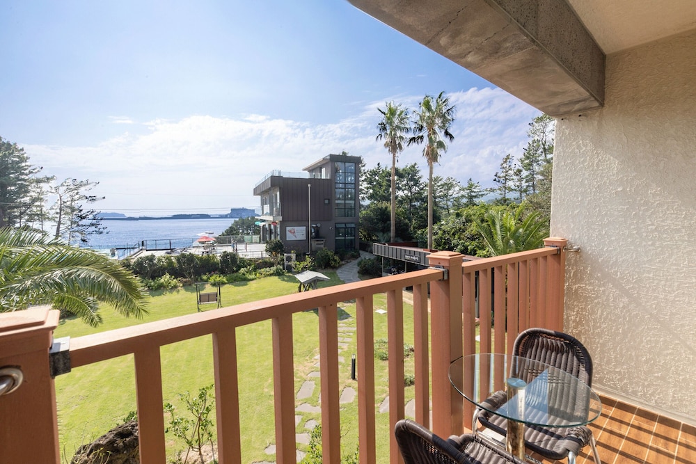 The Bay Resort 4/50