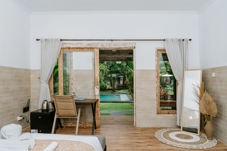 Deluxe, Pool View