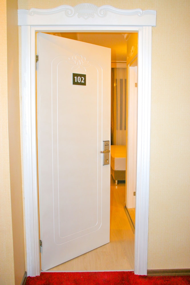 Deluxe Newport Hotel 33/54
