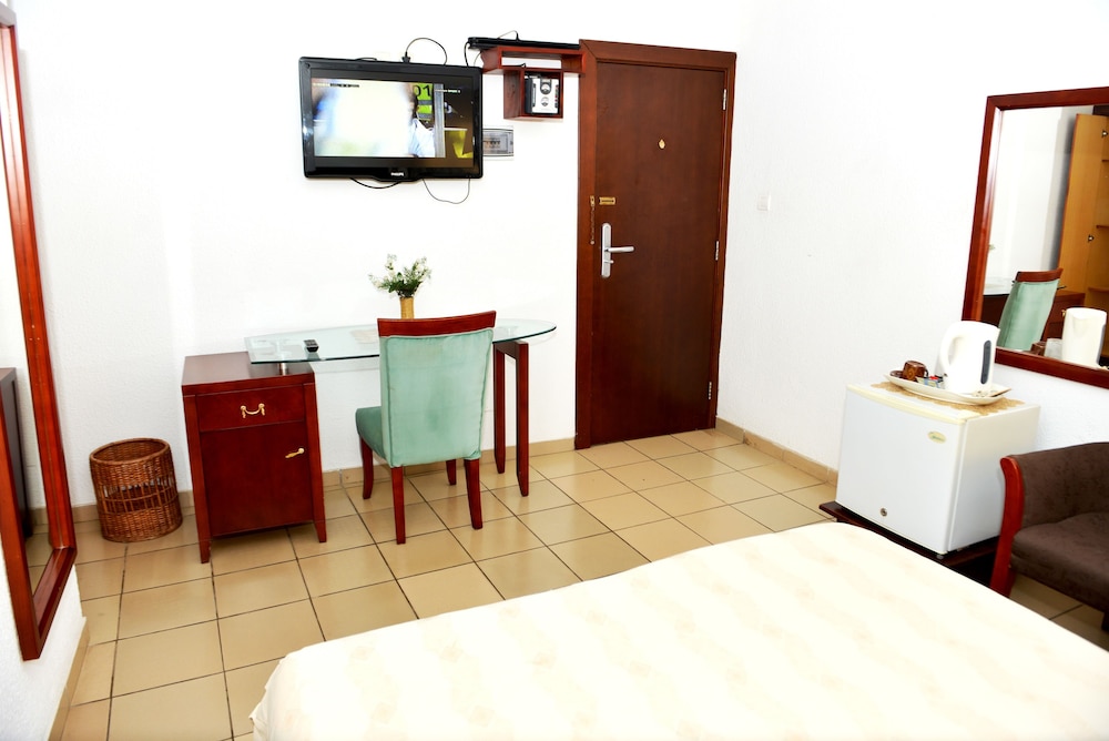 Golden Hotel & Suites 25/50