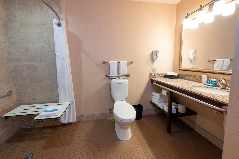 Bayview Hotel (ex Holiday Inn Express & Suites Comox Valley) 21/53