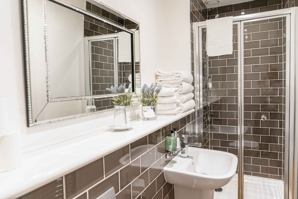 Edinburgh Castle Apartments And Suites 48/55