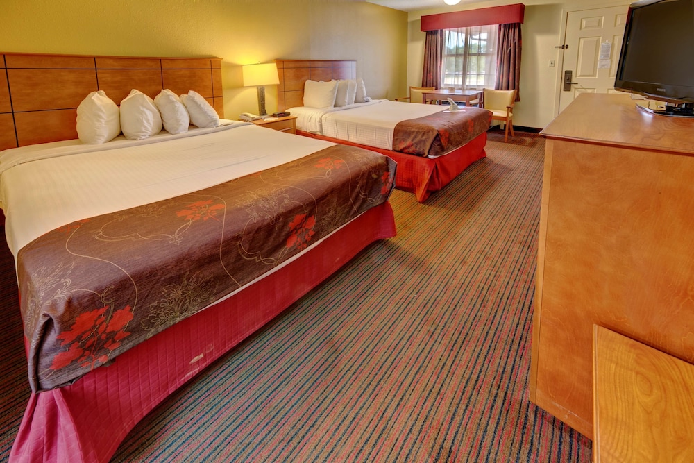 Standard, 2 Queen Beds, Pet Friendly
