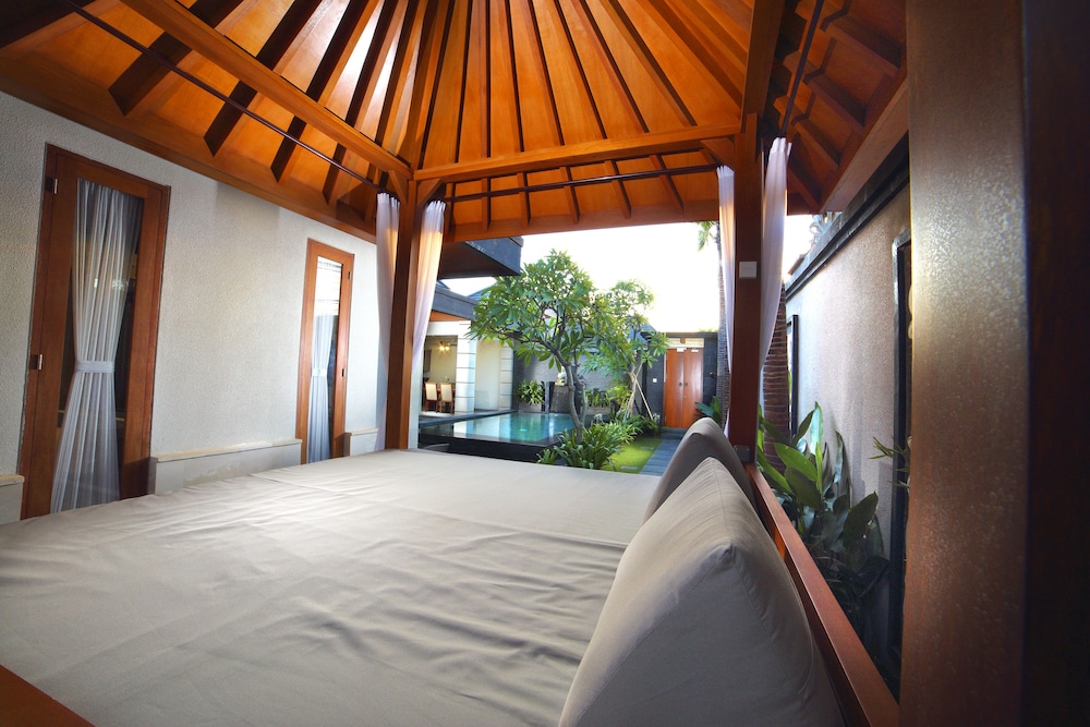 The Banyumas Suite Villa Legian 14/39